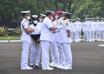 Upacara serah terima jabatan yang bertempat di lapangan Denma Markas Besar TNI Angkatan Laut (Mabesal) Cilangkap, Jakarta Timur.