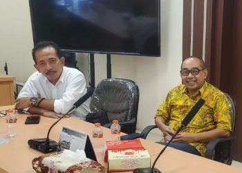 Ketua Dewan Masjid Indonesia (DMI) Surabaya Arif Afandi (kanan) dan Wakil Ketua DPRD Surabaya AH Thony.