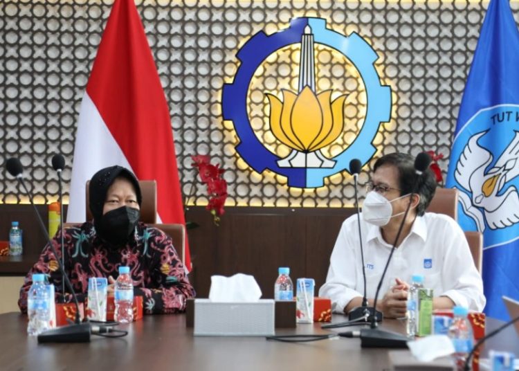 Menteri Sosial Tri Rismaharini bersama Rektor ITS Prof Dr Ir Mochamad Ashari.