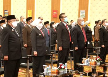 Gubernur Jatim Khofifah Indar Parawansa saat menghadiri pembukaan PKN Tingkat II Provinsi Jawa Timur dan Penandatanganan Naskah Kesepakatan Bersama (MoU) antara Pemerintah Kota Blitar dengan Provinsi Jawa Timur di Gedung BPSDM Jatim