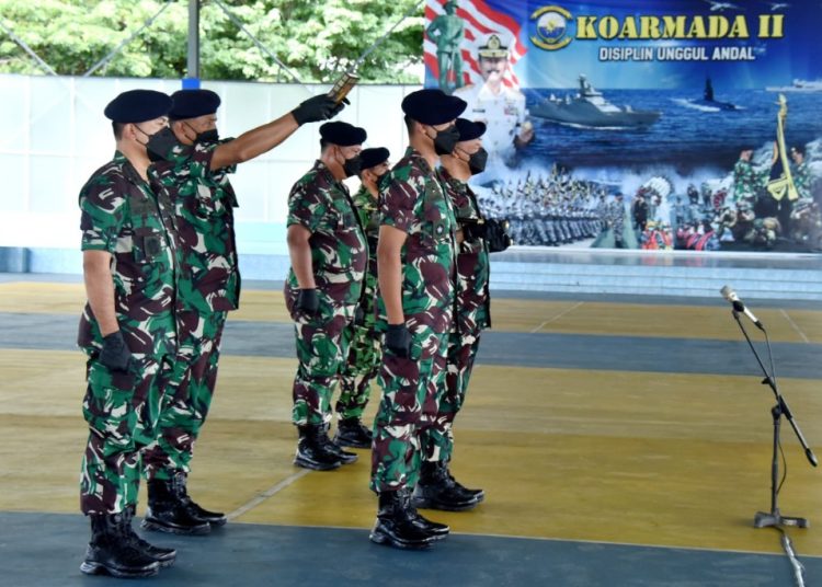 Prosesi pengambilan sumpah jabatan dalam sertijab di jajaran Koarmada II.