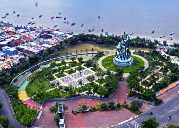 Salah satu ruang terbuka hijau di Surabaya, tepatnya di kawasan Sentra Ikan Bulak, Kenjeran.