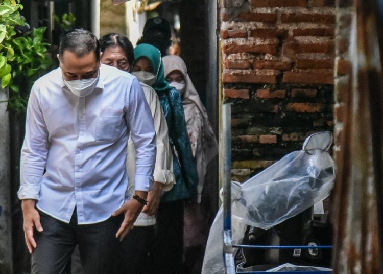 Wali Kota Eri Cahyadi bersama rombongan melintas lorong-lorong sempit perkampungan untuk membagikan ratusan kursi roda kepada Masyarakat Berpenghasilan (MBR) penyandang disabilitas.
