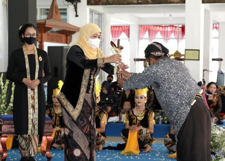 Penyerahan pusaka berupa keris dari sesepuh perawat pusaka kepada Gubernur Jatim Khofifah Indar Parawansa dalam Hari Jadi ke-277 Kabupaten Pacitan.