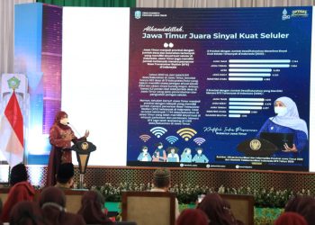 Gubernur Jatim Khofifah Indar Parawansa dalam launching Progresif TV di Pondok Pesantren Progresif Bumi Sholawat, Sidoarjo.