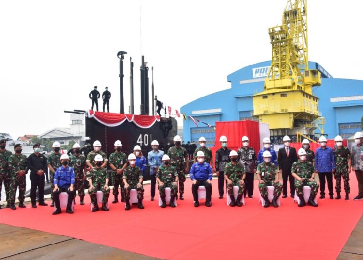 Setelah overhaul yang dilakukan di PT PAL Indonesia (Persero), kapal selam KRI Cakra-401 diserahkan oleh Kementerian Pertahanan RI kepada TNI Angkatan Laut.