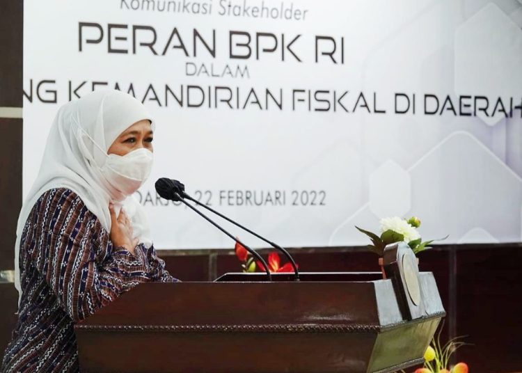 Gubernur Jatim Khofifah Indar Parawansa saat memberi sambutan pada forum  Komunikasi Stakeholders dengan tema "Peran BPK RI Dalam Mendorong Kemandirian Fiskal di Daerah" di BPK Jatim, Kabupaten Sidoarjo.