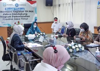 Ketua Tim Penggerak PKK Provinsi Jawa Timur, Arumi Bachsin di forum diskusi TP PKK dalam mendukung program Pemprov Jataim selama 3 tahun di kantor Dinas Kesehatan Provinsi Jatim.