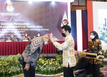 Wakil Gubernur Jatim Emil Elestianto Dardak menghadiri rapat pimpinan dalam rangka persiapan Pemilu dan Pemilihan Serentak tahun 2024. Rapat pimpinan itu dengan tema "Menyongsong Kick Off Pemilu 2024 : Menyiapkan Barisan, Merancang Strategi, dan Mengatasi Kompleksitas".