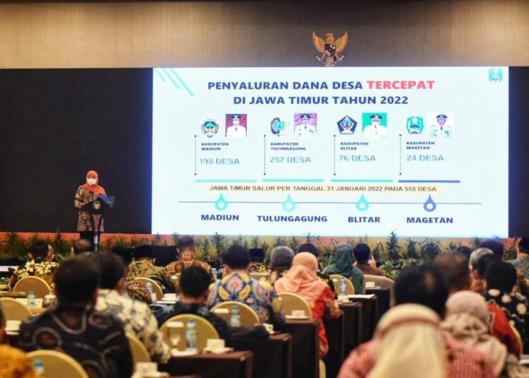 Gubernur Jatim Khofifah Indar Parawansa menjelang Rakor Percepatan Pencairan Dana Desa Tahun 2022 di Dyandra Convention Hall, Surabaya.