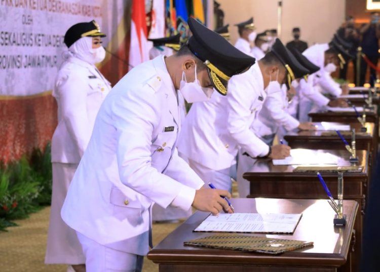 Beberapa kepala daerah di Jawa Timur saat prosesi pelantikan di gedung Negara Grahadi, Surabaya.