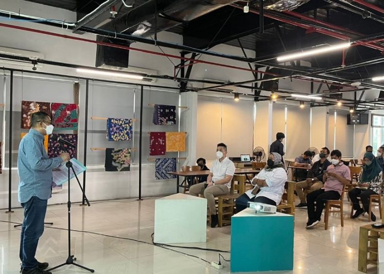 Asisten II Pemkot Surabaya Irvan Widyanto dalam Urun Rembug Surabaya di Koridor gedung Siola.