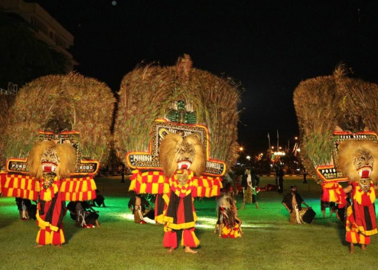 Salah satu reog yang tampil dalam Kenduri Seni Reog Ponorogo di Pendopo Kab. Ponorogo, Sabtu (26/2) malam.