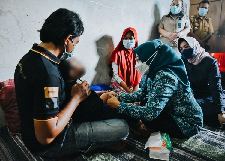 Ketua Tim Penggerak (TP) PKK Kota Surabaya, Rini Indriyani mendatangi rumah Aryadava, anak usia 7 tahun yang mengalami cerebral palsy.