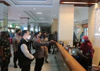 Kapolri Jenderal Pol Listyo Sigit Prabowo didampingi Wali Kota Surabaya Eri cahyadi saat meninjau Hotel Asrama Haji (HAH) Sukolilo Surabaya.