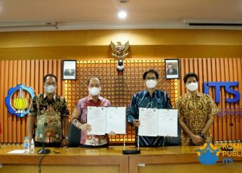 Jajaran pimpinan Pemkab Kapuas dan ITS menunjukkan naskah MoU usai penandatangan MoU dan Perjanjian Kerja Sama di Gedung Rektorat ITS.
