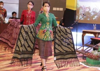 Salah satu kerajinan batik yang diperagakan dalam acara misi dagang antara Jatim dengan Sulawesi Tengah.
