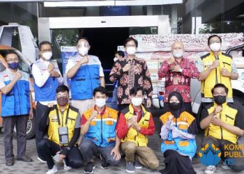 Para pengurus Yayasan Manarul Ilmi (YMI) ITS, jajaran pimpinan ITS, anggota Satgas Covid ITS, dan para mahasiswa relawan yang tergabung dalam ITS Peduli Bencana usai acara penyerahan bantuan.