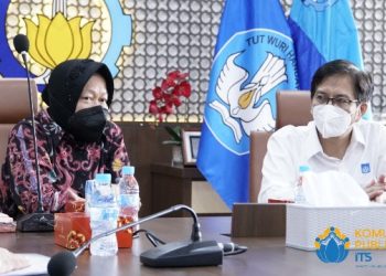 Menteri Sosial Tri Rismaharini bersama Rektor ITS Prof Ir Mochamad Ashari di gedung Rektorat ITS.