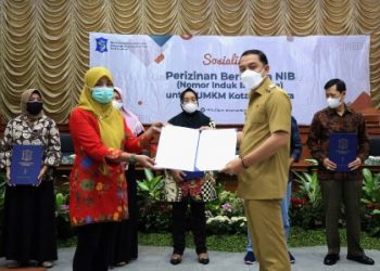Wali Kota Surabaya Eri Cahyadi dalam acara 'Sosialisasi Perizinan Berusaha NIB untuk UMKM Kota Surabaya' di Graha Sawunggaling lantai 6 Pemkot Surabaya.
