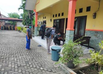 Tim Satgas Covid ITS melakukan pemeriksaan dan pengendalian ruangan isoman yang disediakan bagi mahasiswa yang terpapar Covid-19.