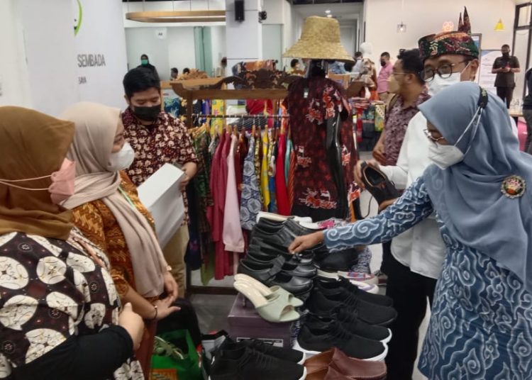 Duet Eri Cahyadi-Armuji dinilai mampu meningkatkan perekonomian di Kota Surabaya, di antaranya melalui kampung - kampung yang bergerak dibidang usaha mikro kecil dan menengah (UMKM).
