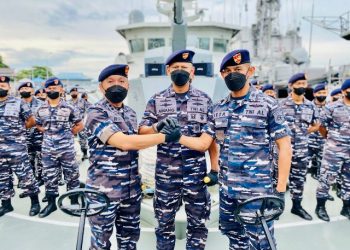 Prosesi serah terima jabatan Komandan KRI Tombak-629 yang sebelumnya dijabat Letkol Laut (P) M. Reza Achwandi kepada Letkol Laut (P) Rudi Iskandar.