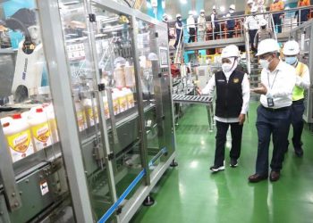 Gubernur Jawa Timur Khofifah Indar Parawansa saat menyambangi pabrik minyak goreng, PT Wilmar Nabati Indonesia Gresik.