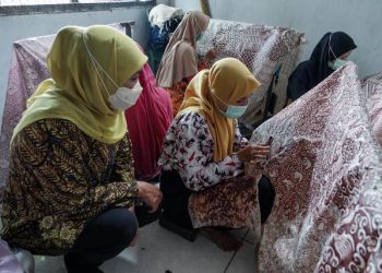 Gubernur Jawa Timur Khofifah Indar Parawansa saat meninjau Sentra Batik Tulis Tenun Gedog Kabupaten Tuban.