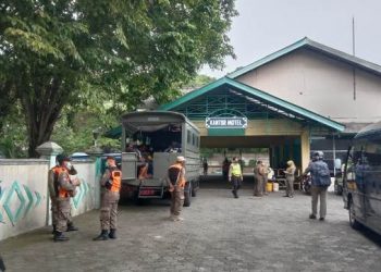 Satpol PP Kota Surabaya bersama BPBD serta jajaran kepolisian dan Kogartap III saat menggelar razia gabungan di Hari Valentine.