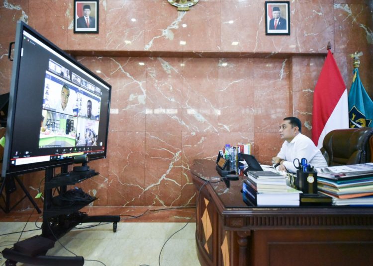 Wali Kota Surabaya Eri Cahyadi menjadi pemateri dalam webinar yang digelar Kementerian Dalam Negeri yang diikuti oleh seluruh bupati dan wali kota se Indonesia secara virtual.