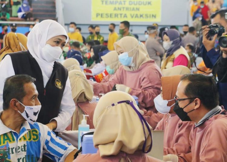 Gubernur Jawa Timur Khofifah Indar Parawansa saat meninjau vaksinasi serentak seluruh Indonesia bersama Forum Komunikasi Pimpinan Daerah (Forkopimda) Jatim di GOR Ki Mageti Kabupaten Magetan.