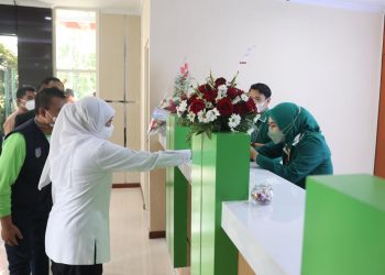 Gubernur Jawa Timur Khofifah Indar Parawansa di sela peresmian gedung BPR Jombang, di Kabupaten Jombang.