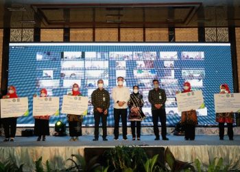 Penyerahan bantuan CSR BPJS Ketenagakerjaan yang dilakukan di Convention Hall, Jalan Arief Rahman Hakim yang disaksikan Wali Kota Surabaya Eri Cahyadi dan Ketua Tim Penggerak (TP) PKK Surabaya Rini Indriyani.