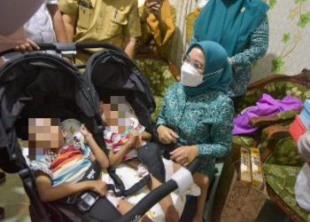 Ketua Tim Penggerak (TP) PKK Surabaya Rini Indriyani saat mengunjungi Ricko Arya Putra Hardianto dan Ricki Arya Putra Hardianto, dua bocah yang mengalami kelumpuhan otak (cerebral palsy).