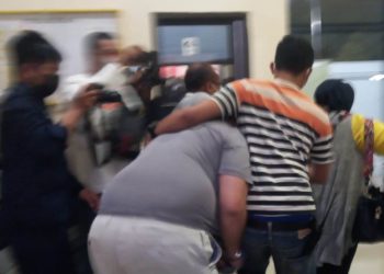 Tim dari Kejaksaan Negeri (Kejari) Tanjung Perak saat mengeksekusi terpidana kasus penipuan dan penggelapan jual beli kayu.