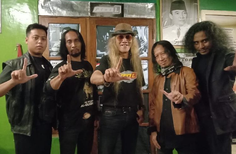 Para personel Plat L. Dari kiri Danna (drummer), Ahot (bassist), adalah Iyus (vokal), Tomy (gitar), dan Jay Metalman (keyboard).