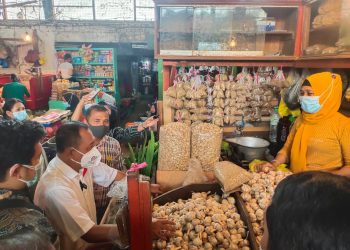 Wakil Wali Kota Surabaya Armuji berdialog dengan pedagang di Pasar Pabean.