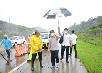 Wakil Gubernur Jawa Timur Emil Elistianto Dardak meninjau perbaikan penanganan tol Pandaan-Malang KM 79.