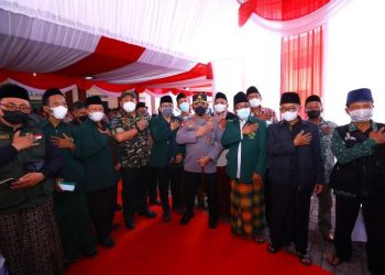 Kapolri Jenderal Listyo Sigit Prabowo saat meninjau pelaksanaan vaksinasi di Pusdik Intelkam, Soreang, Kabupaten Bandung, Jawa Barat. (foto: istimewa)