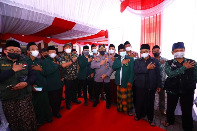 Kapolri Jenderal Listyo Sigit Prabowo saat meninjau pelaksanaan vaksinasi di Pusdik Intelkam, Soreang, Kabupaten Bandung, Jawa Barat. (foto: istimewa)