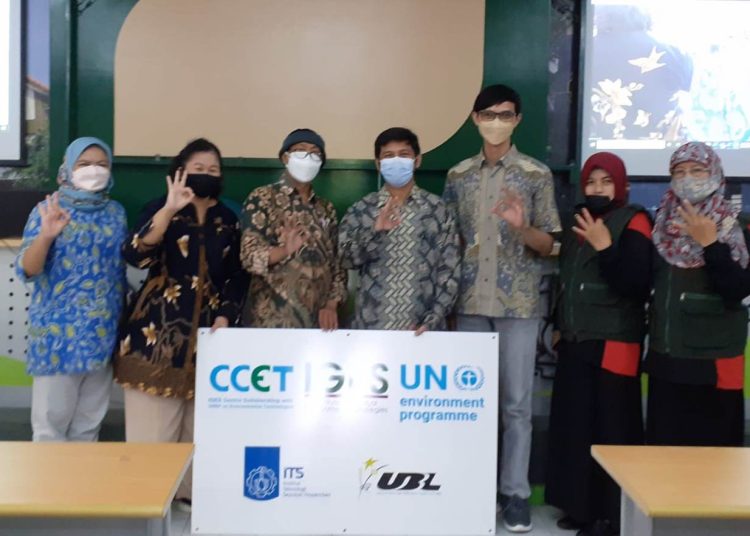 Acara serah terima bantuan pendanaan dari ITS kepada bank-bank sampah di Indonesia.