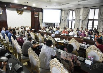 Rapat koordinasi rencana pembukaan Pasar Turi Baru di ruang sidang wali kota, Balai Kota Surabaya.