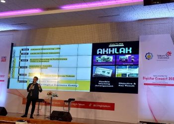 Data Scientist Digital Business Telkom Faldy Maulana Yuantoro saat sesi gelar wicara pada Digistar Connect 2022 di Gedung Pusat Riset ITS.