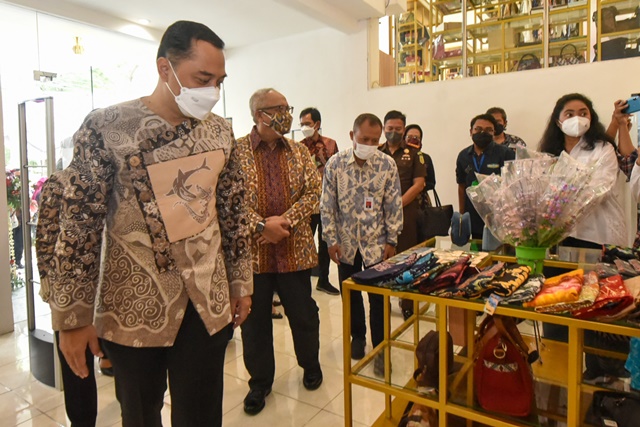 Wali Kota Surabaya Eri Cahyadi meninjau salah satu stan dalam peresmian Surabaya Kriya Gallery (SKG) di Jalan Dr Ir H Soekarno No. II Middle East Ring Road (MERR).
