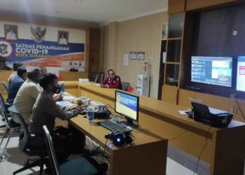 Beberapa personel bertugas di pokso Covid-19 di lantai 3 kantor Satpol PP Surabaya.