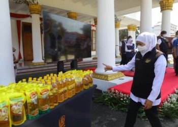 Selama tiga hari berturut-turut, mulai 4-6 Maret 2022, Pemprov Jatim mengguyur sebanyak 2,7 juta liter minyak goreng, baik curah dan premium ke pasar-pasar tradisional.