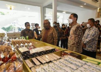 Wali Kota Surabaya Eri Cahyadi meninjau salah satu stan di Surabaya Kriya Gallery (SKG) Reborn.