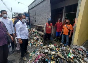 Wakil Wali Kota Surabaya Armuji geram saat mendatangi  kawasan sungai Kalianak yang banyak ditemukan tumpukan sampah.