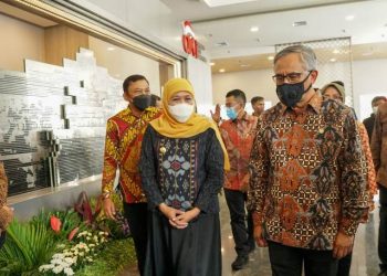 Gubernur Jawa Timur Khofifah Indar Parawansa saat menghadiri soft launching kantor OJK Regional 4 Jatim, di Jalan Gubernur Suryo, Surabaya.